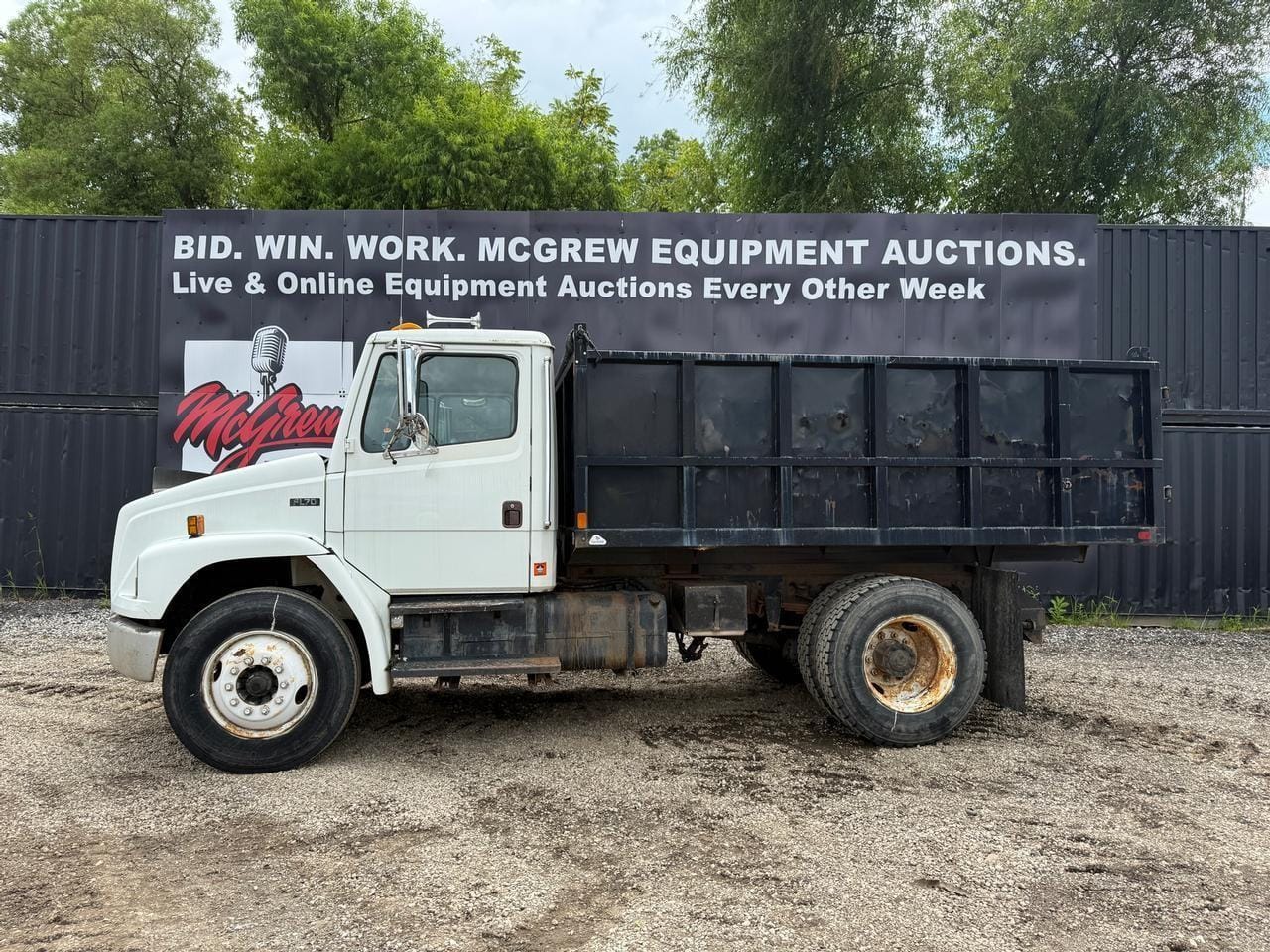 2000 Freightliner FL70 Equipment Image0