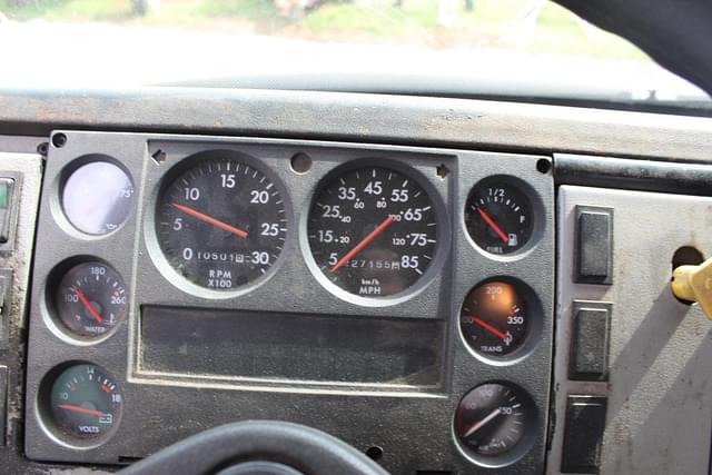 Image of Freightliner FL70 equipment image 4
