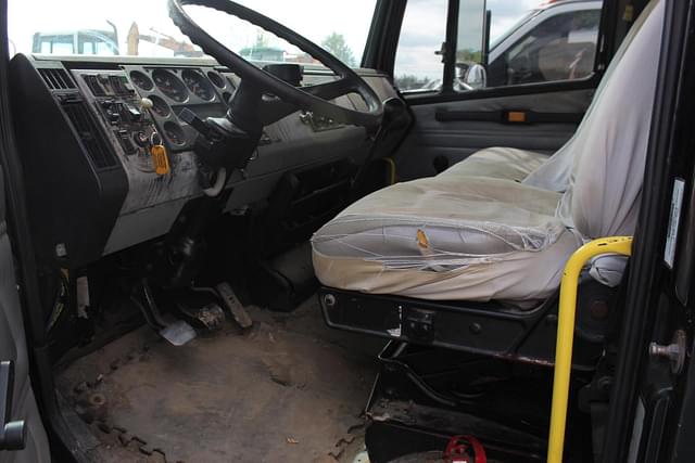 Image of Freightliner FL70 equipment image 3