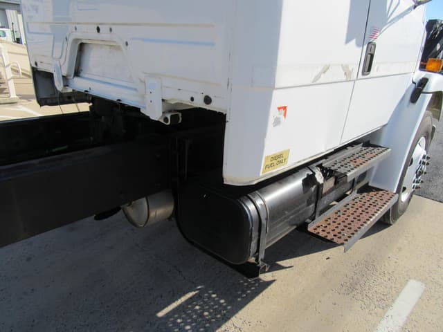 Image of Freightliner FL70 equipment image 3