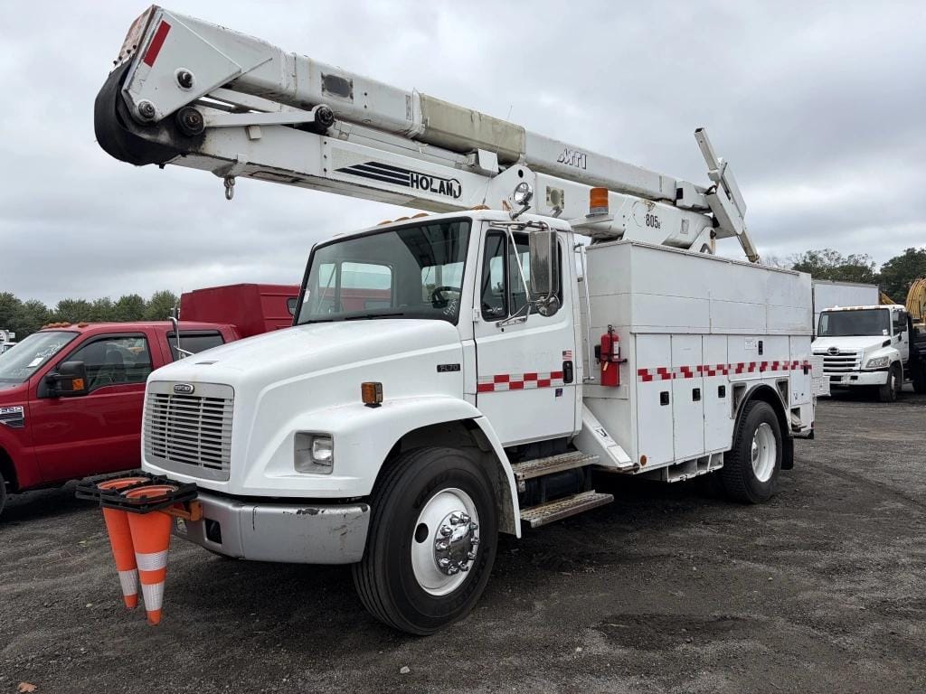 2000 Freightliner FL70 Equipment Image0