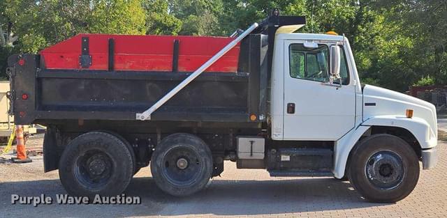 Image of Freightliner FL70 equipment image 3