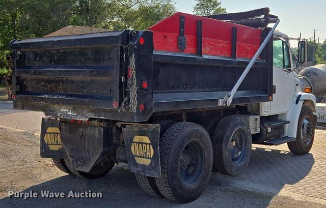 Image of Freightliner FL70 equipment image 4