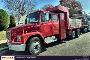 2000 Freightliner FL70 Image