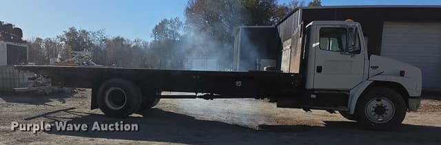 Image of Freightliner FL70 equipment image 3