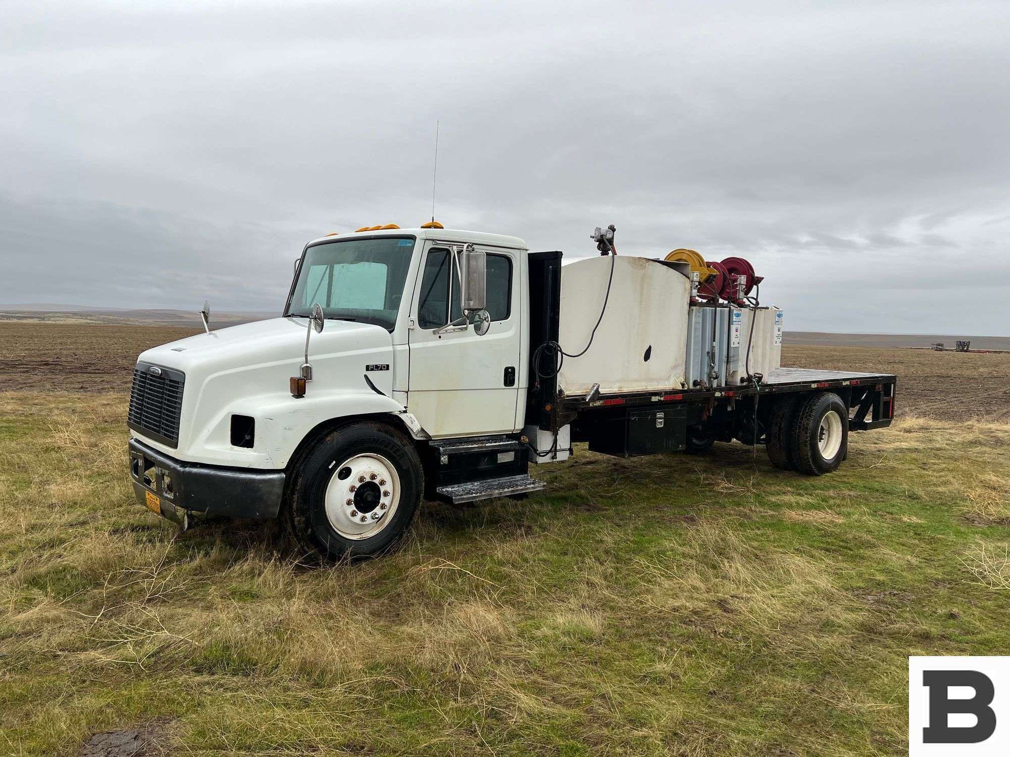 2000 Freightliner FL70 Equipment Image0