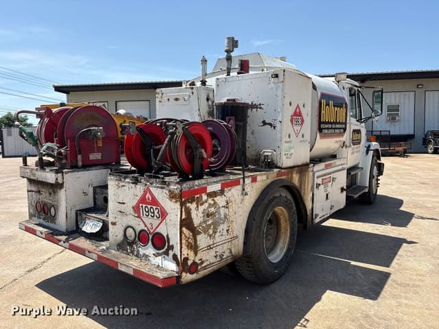 Image of Freightliner FL70 equipment image 4