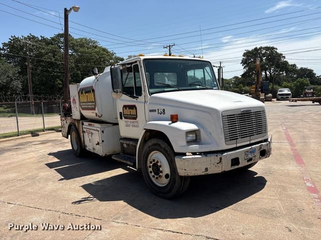 Image of Freightliner FL70 equipment image 2
