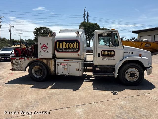 Image of Freightliner FL70 equipment image 3