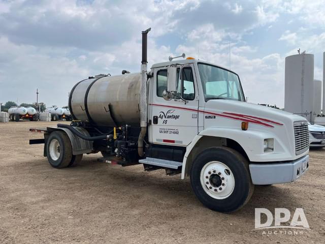 Image of Freightliner FL70 equipment image 4