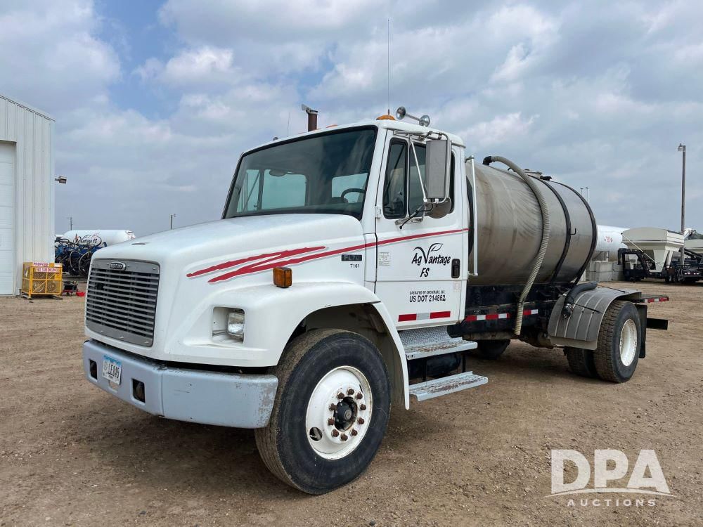 2000 Freightliner FL70 Equipment Image0