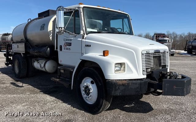 Image of Freightliner FL70 equipment image 2