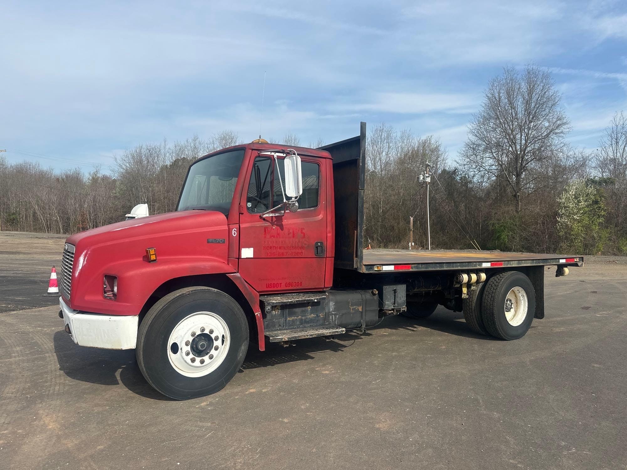 2000 Freightliner FL70 Equipment Image0