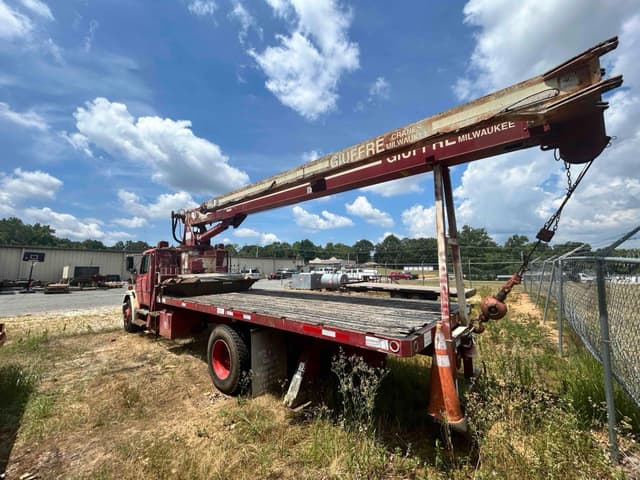 Image of Freightliner FL70 equipment image 3