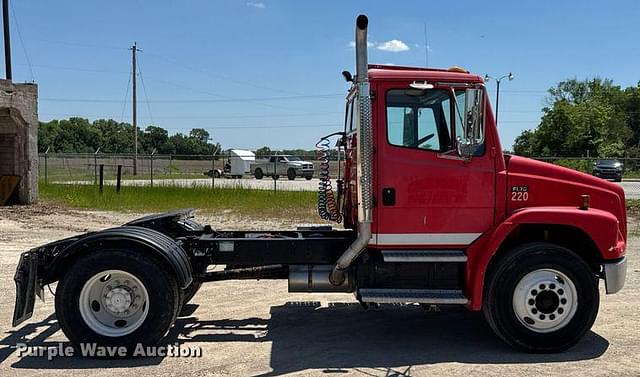 Image of Freightliner FL70 equipment image 3