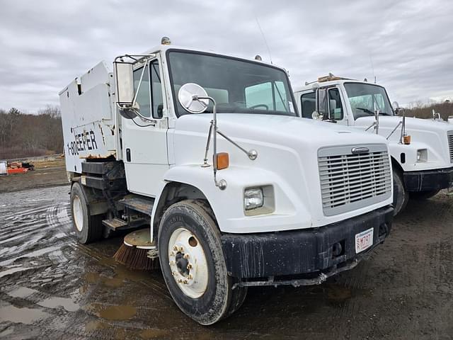 Image of Freightliner FL70 equipment image 2