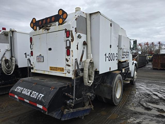 Image of Freightliner FL70 equipment image 4