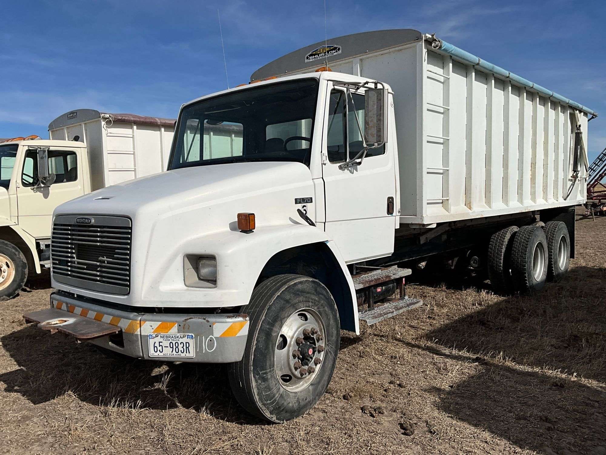 2000 Freightliner FL70 Equipment Image0