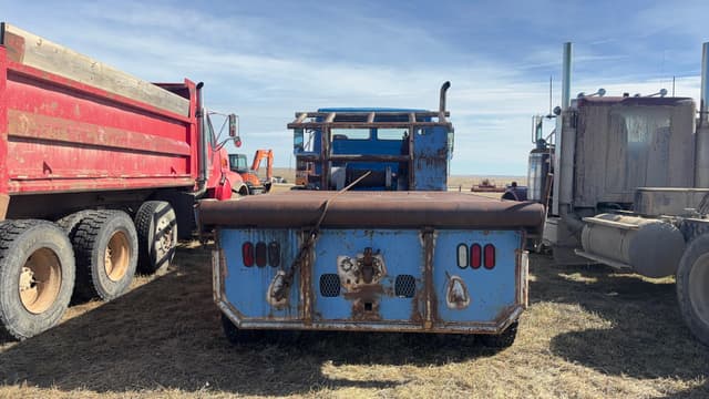 Image of Freightliner FL70 equipment image 4