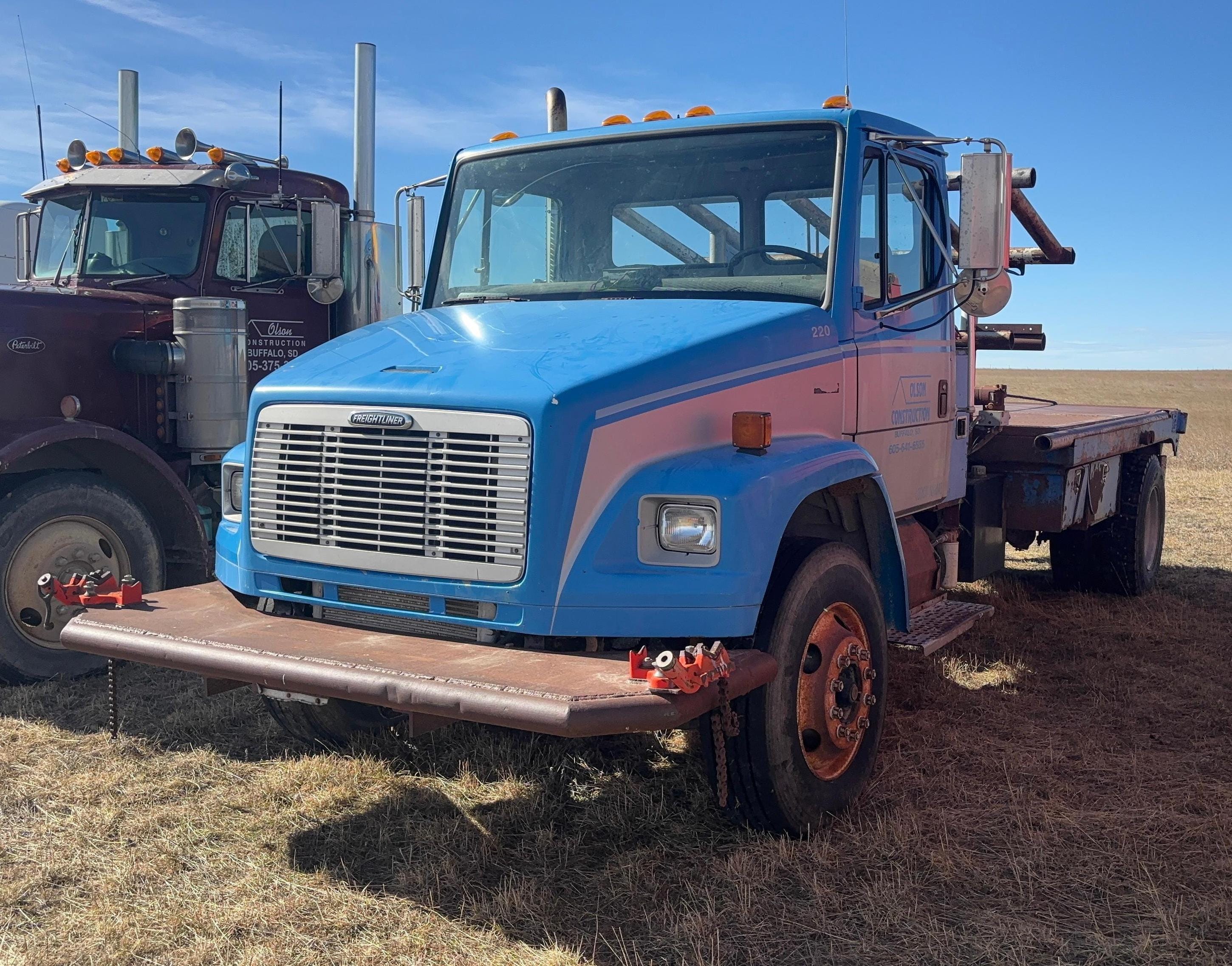 2000 Freightliner FL70 Equipment Image0