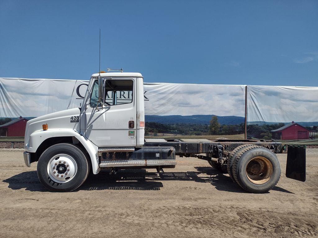 2000 Freightliner FL80 Equipment Image0