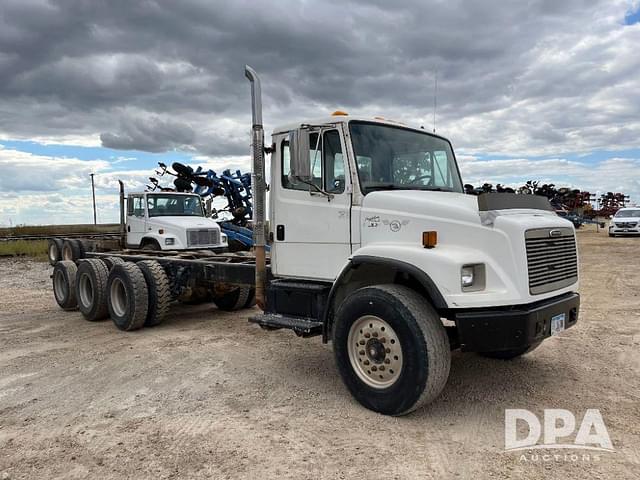 Image of Freightliner FL80 equipment image 4