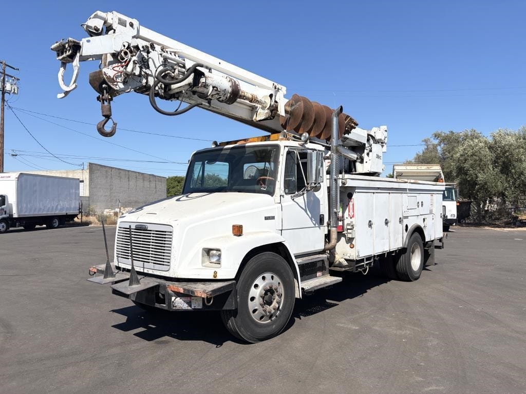 2000 Freightliner FL80 Equipment Image0