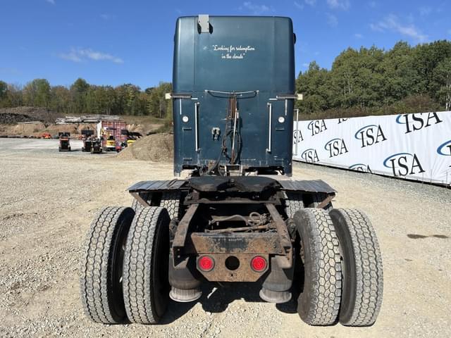 Image of Freightliner FLD equipment image 3