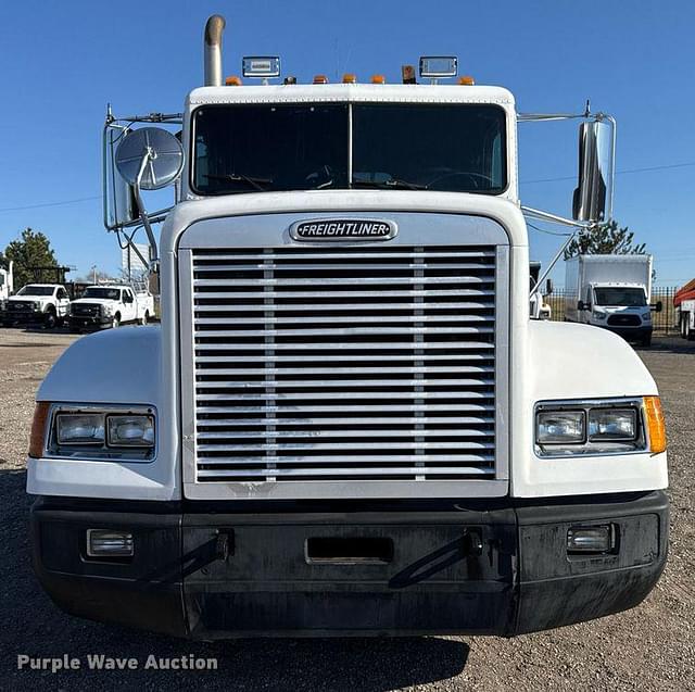 Image of Freightliner FLD equipment image 1