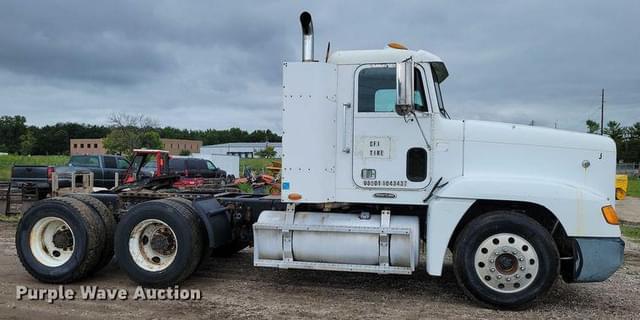 Image of Freightliner FLD equipment image 3