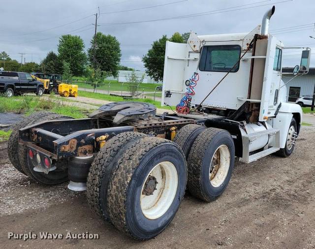 Image of Freightliner FLD equipment image 4