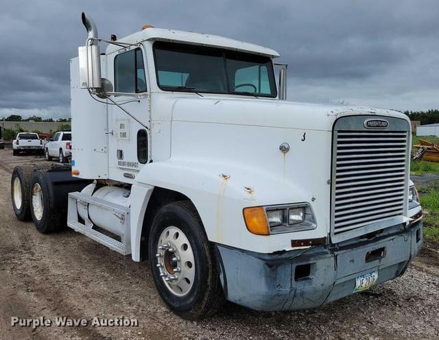 Image of Freightliner FLD equipment image 2