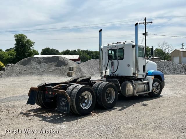 Image of Freightliner FLD equipment image 4