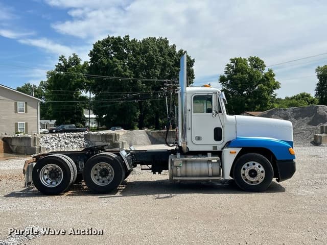 Image of Freightliner FLD equipment image 3