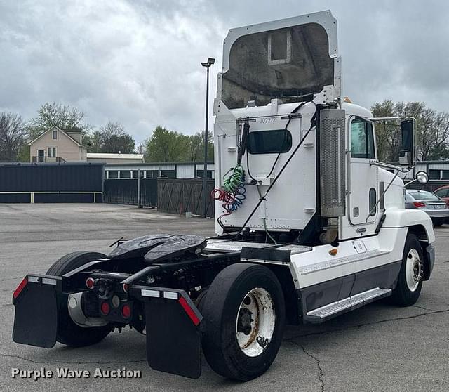 Image of Freightliner FLD equipment image 4
