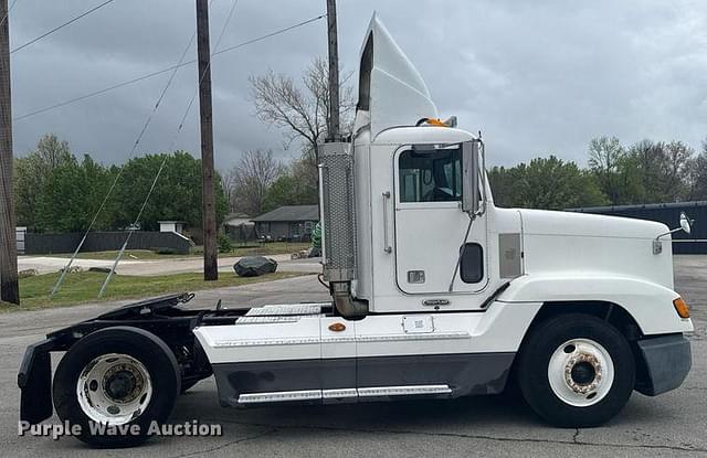 Image of Freightliner FLD equipment image 3