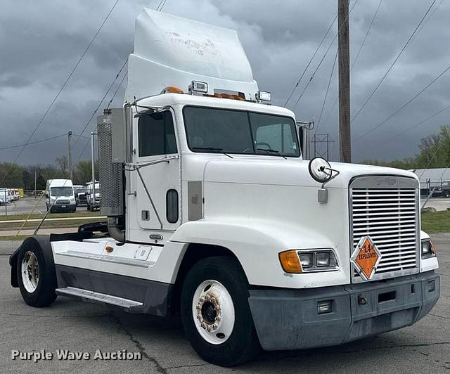 Image of Freightliner FLD equipment image 2
