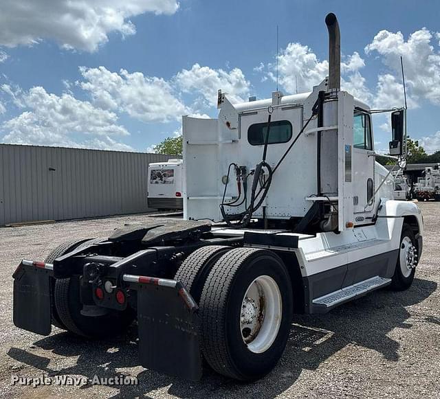 Image of Freightliner FLD equipment image 4