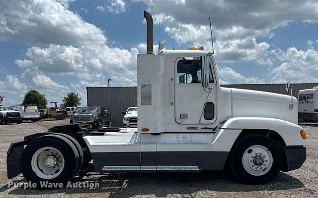 Image of Freightliner FLD equipment image 3