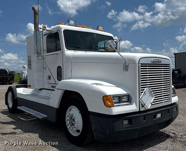 Image of Freightliner FLD equipment image 2