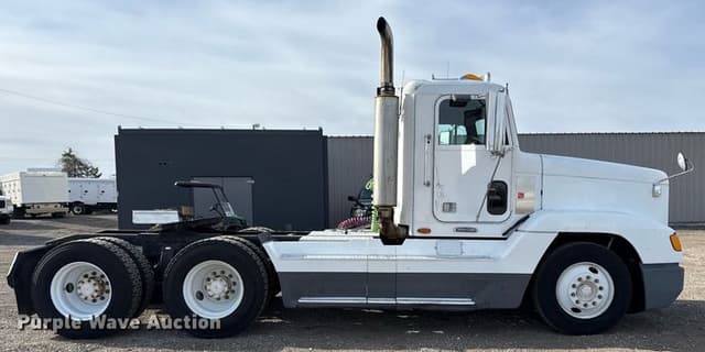 Image of Freightliner FLD equipment image 3