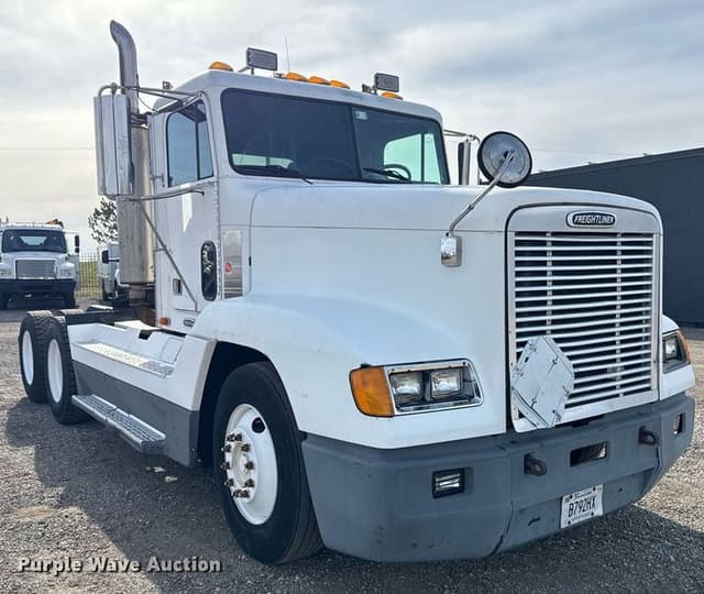 Image of Freightliner FLD equipment image 2