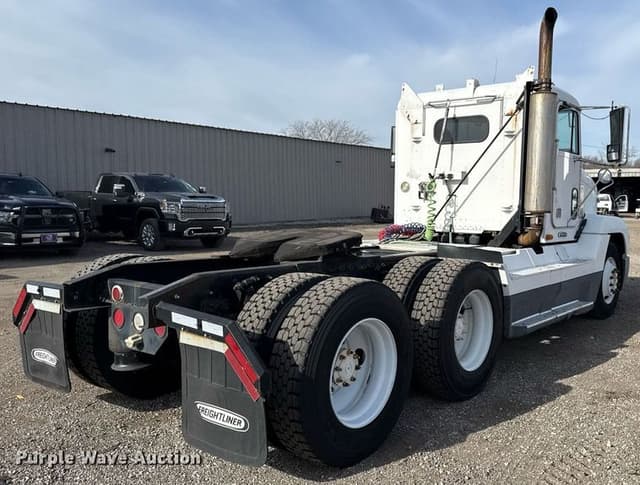 Image of Freightliner FLD equipment image 4