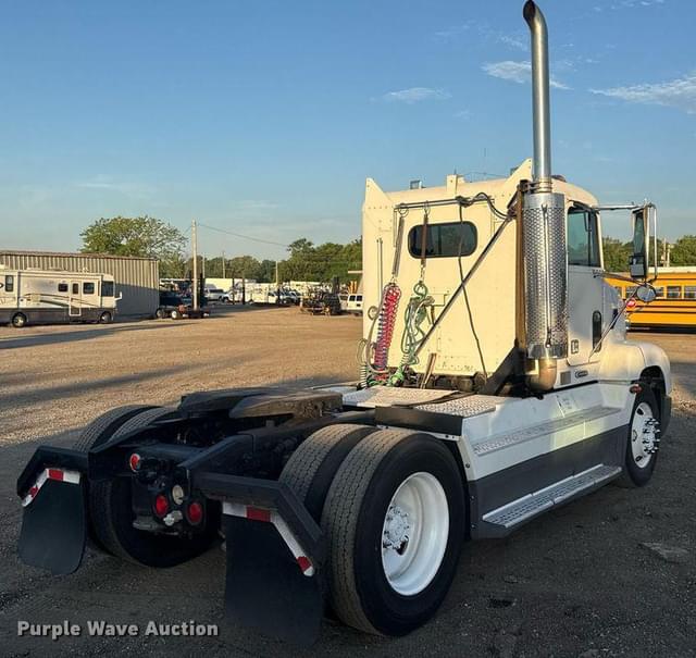 Image of Freightliner FLD equipment image 4
