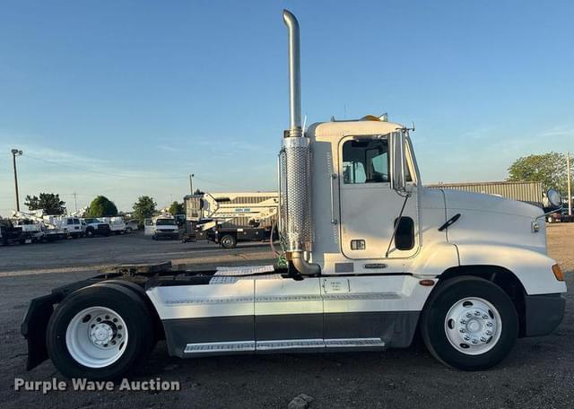 Image of Freightliner FLD equipment image 3