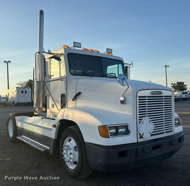 Image of Freightliner FLD equipment image 2