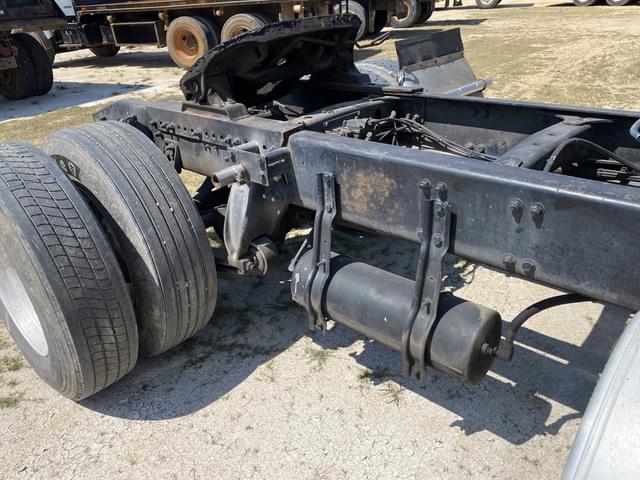 Image of Freightliner FLD equipment image 4