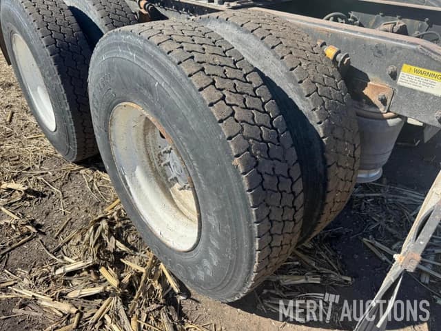 Image of Freightliner FLD equipment image 4