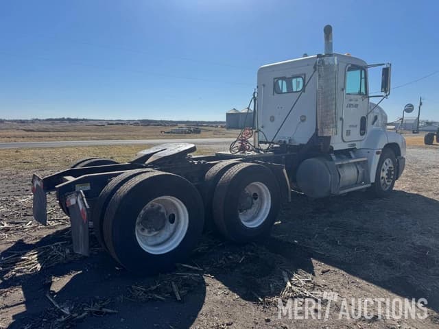 Image of Freightliner FLD equipment image 2