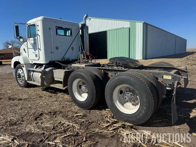 Image of Freightliner FLD equipment image 3
